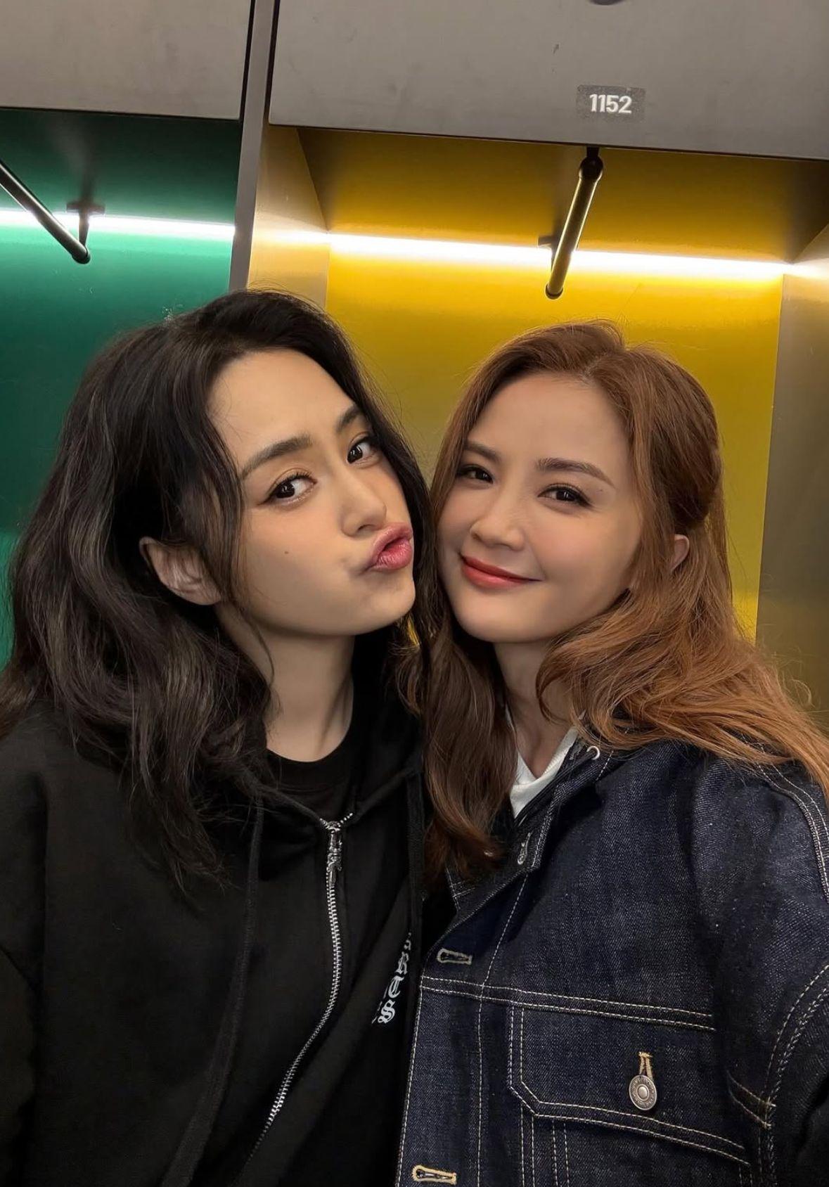 Twins合體自拍影相。