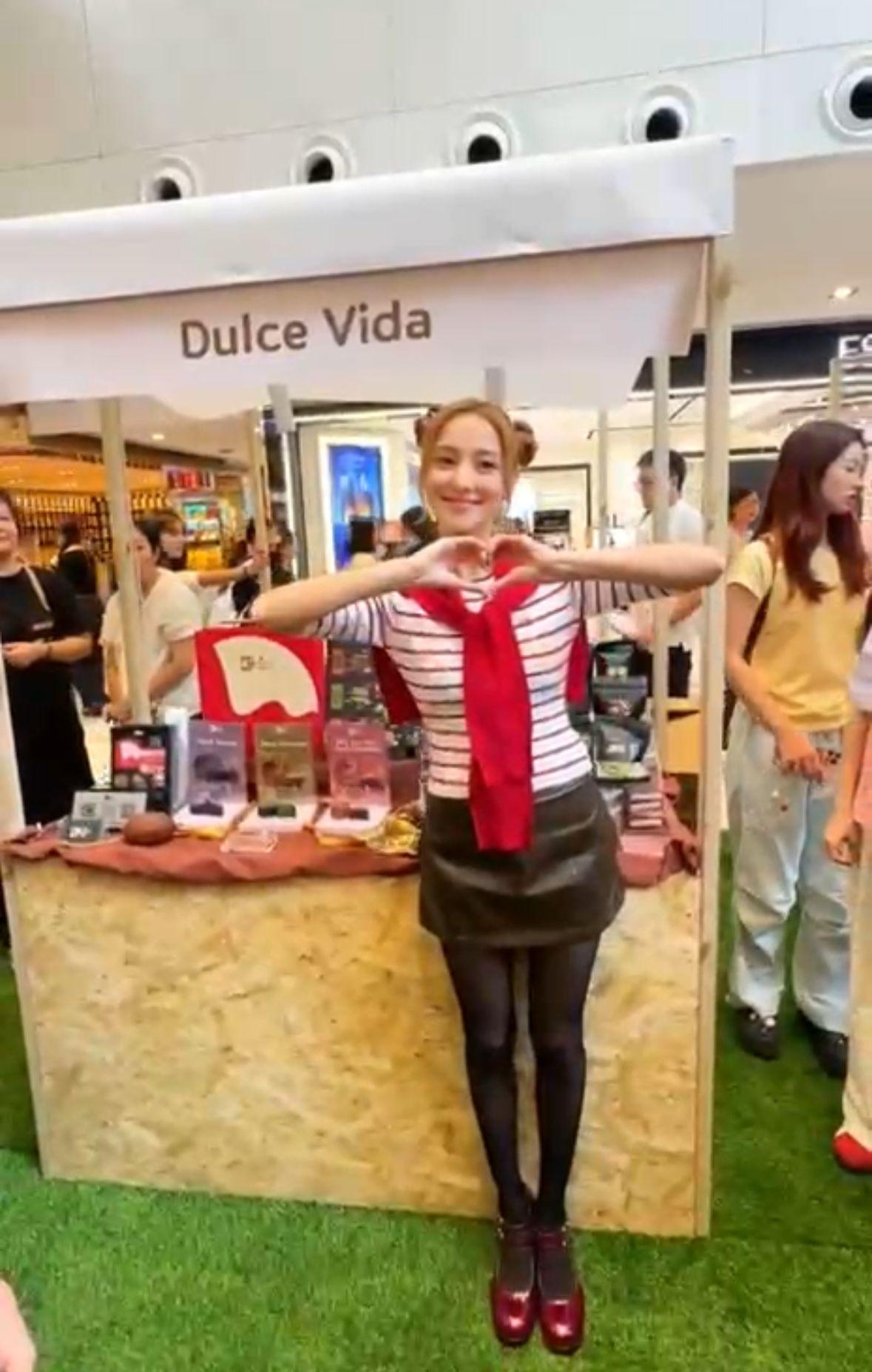 Grace擺檔親自推銷月餅。