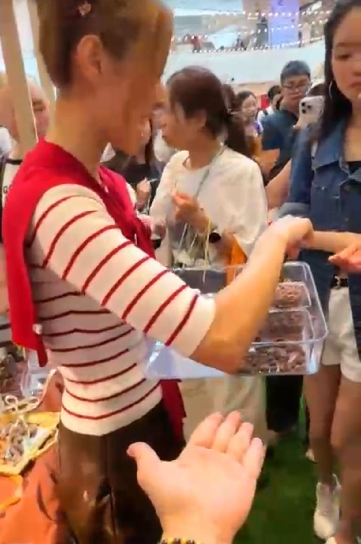 Grace擺檔親自推銷月餅。