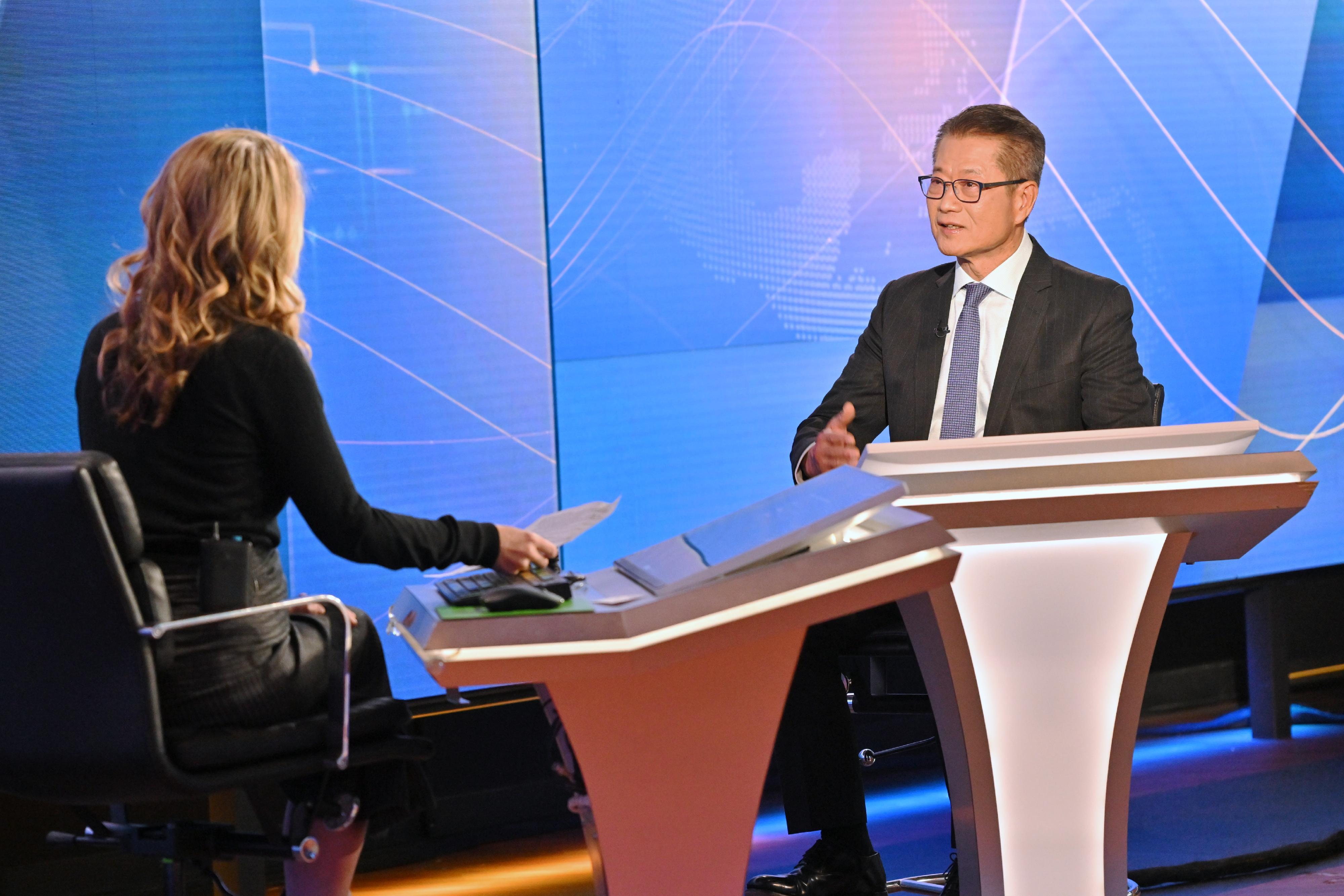 財政司司長陳茂波由紐約轉抵華盛頓訪問。陳茂波在離開紐約前接受彭博社專訪。(政府新聞處)