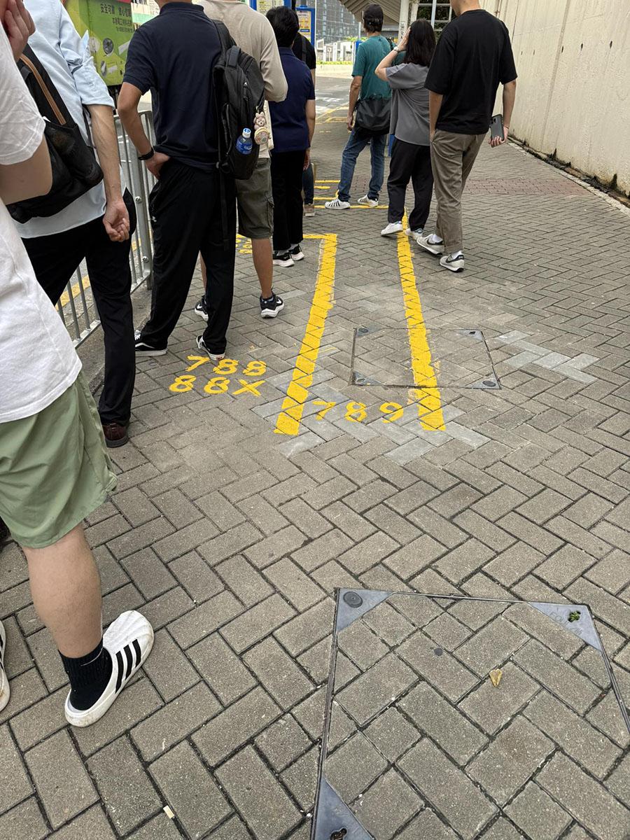 富城閣巴士站排隊線現已回復正常。(網民Kan A Cheung@FB群組「柴灣人柴灣事」)