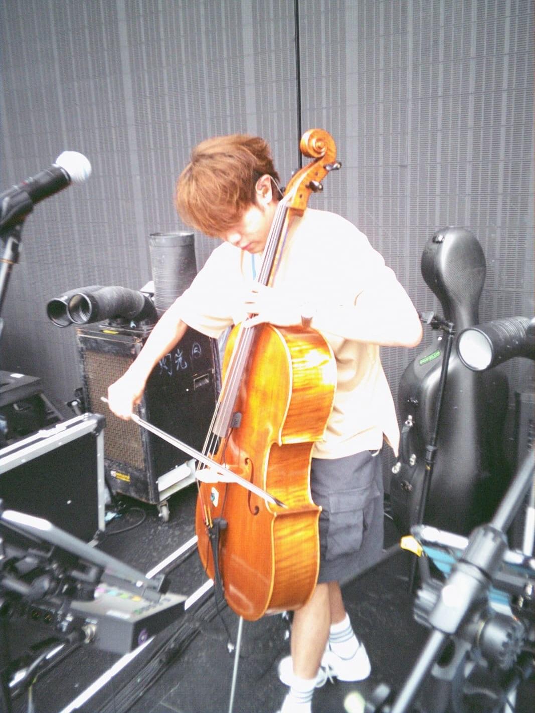 柳應廷Jer新歌《不要說出來》請來Bernard Chan(陳駿軒)以大提琴演奏,奏出從哀怨、揪心掙扎、說不出口的心情。