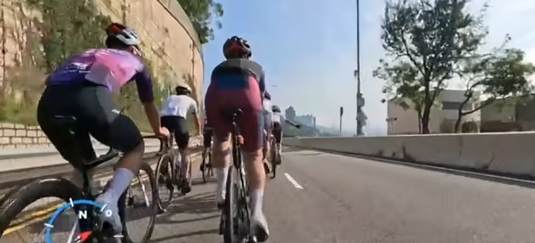 白衣車手揚手示意切線。(網上影片截圖)