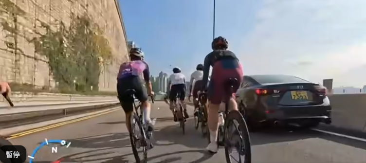 私家車疑收掣不及撞倒單車。(網上影片截圖)