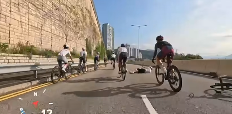 車手倒地。(網上影片截圖)