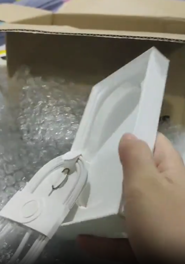 網紅買iPhone 17 Pro打開只得充電線 幸全程錄影開箱