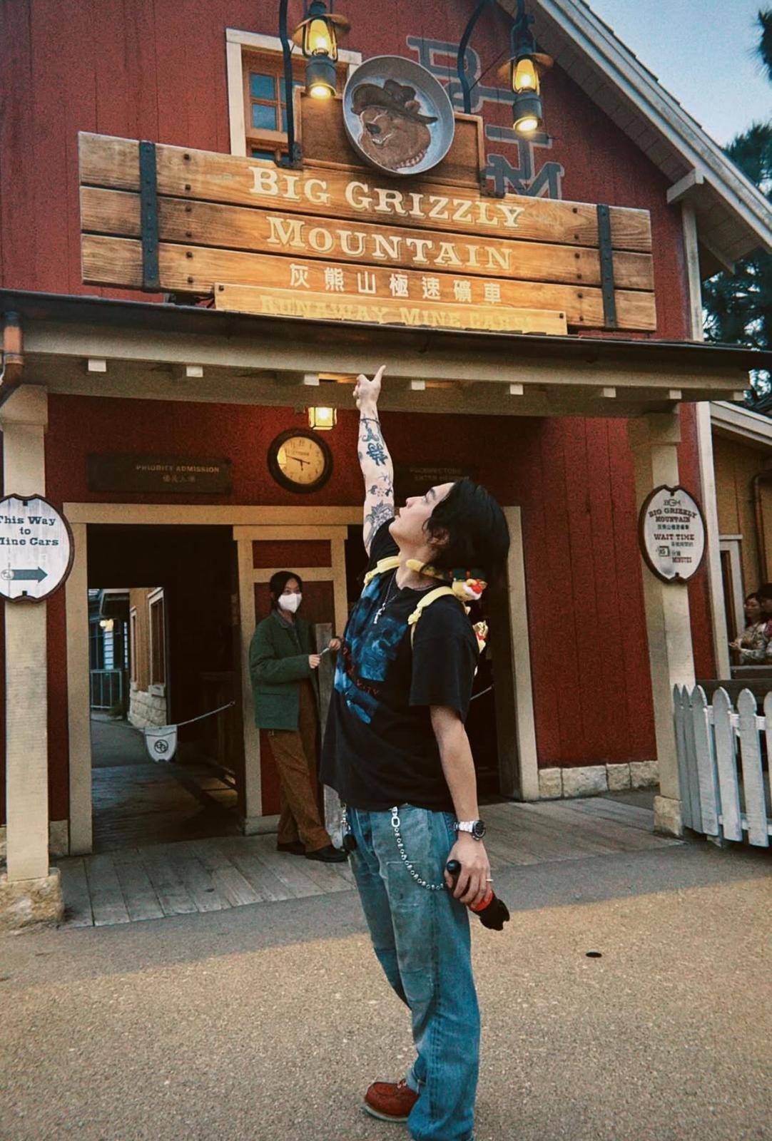 優里到香港迪士尼樂園玩個夠本。