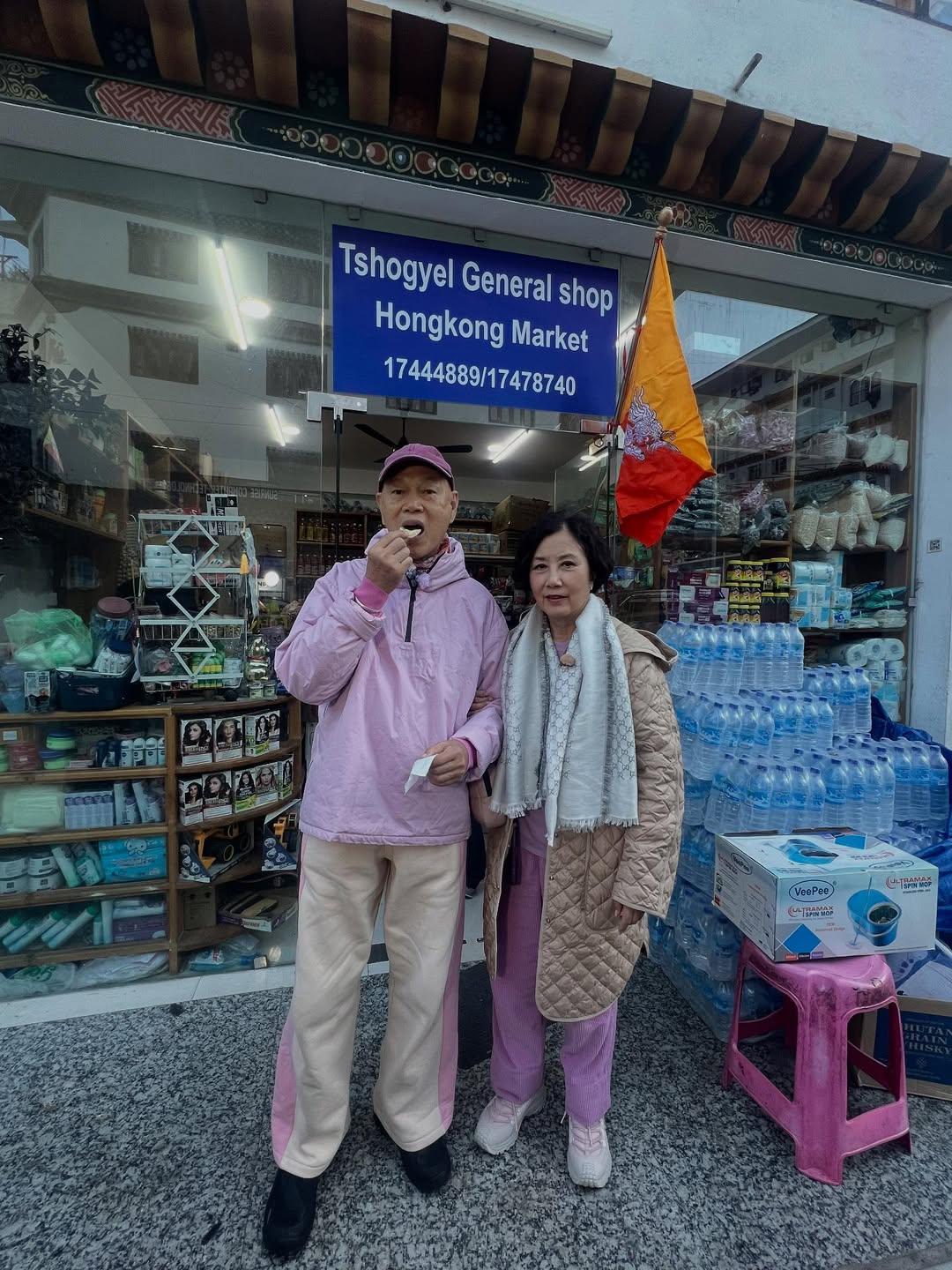 汪明荃、羅家英甜蜜不丹之旅瘋狂穿情侶裝襯到絕。