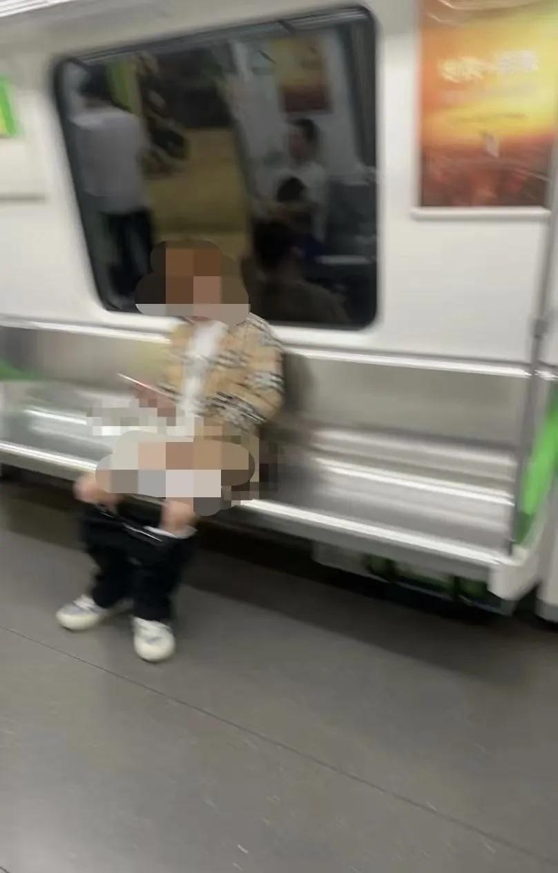 又是廣西南寧地鐵 男子當眾脫褲露下體做不雅動作