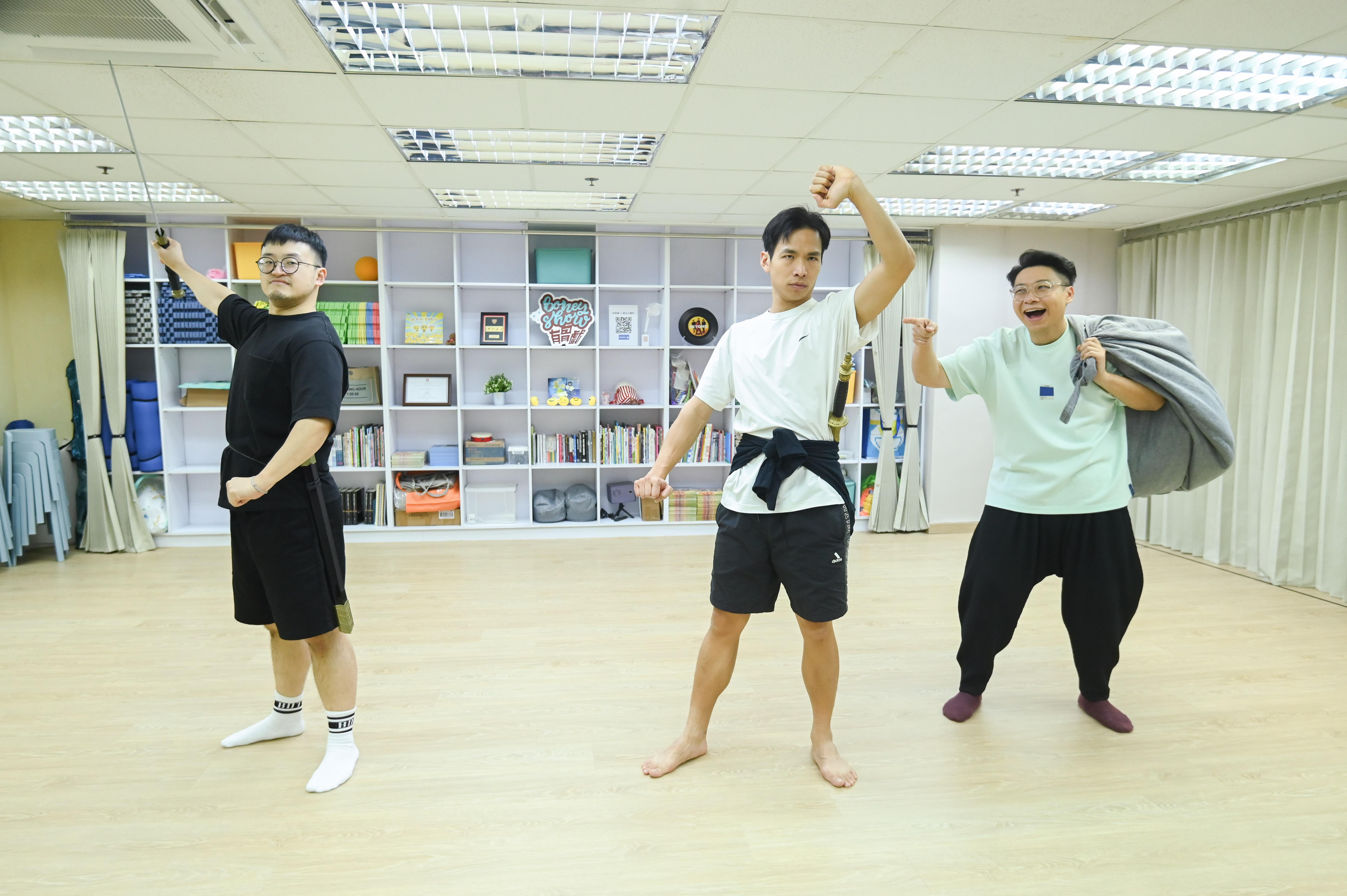 資深藝人何遠東一人分飾多角