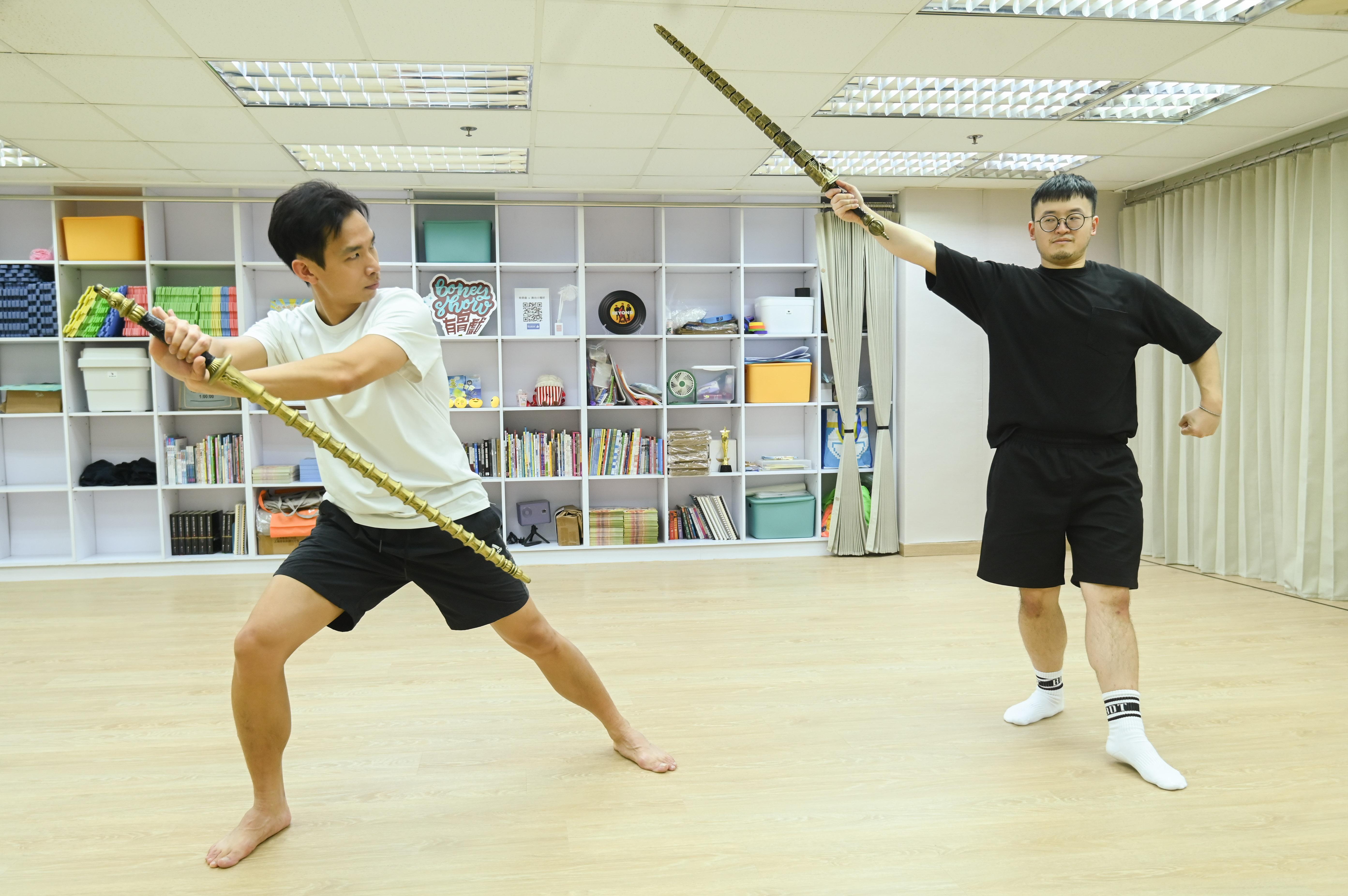 劇中飾演門神的專業演員苦練武打場面