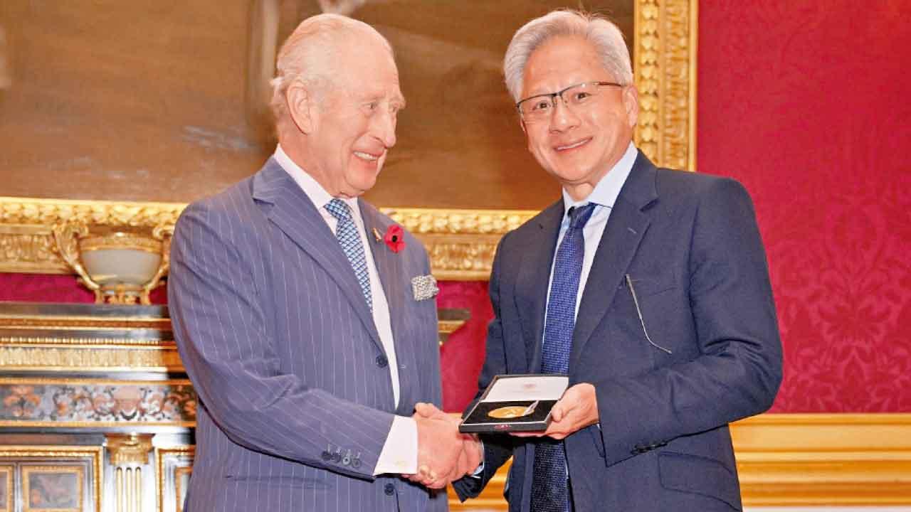 黃仁勳周三接受英王查理斯三世頒發伊利沙伯女王工程學獎。(美聯社、資料圖片)