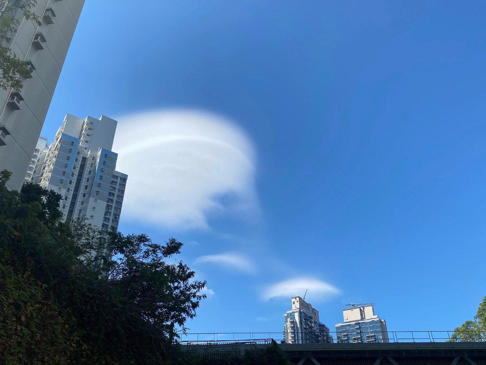 維港上空驚現「飛碟雲」,天文台:莢狀雲多數與地形有關。(香港天文台 HKO)