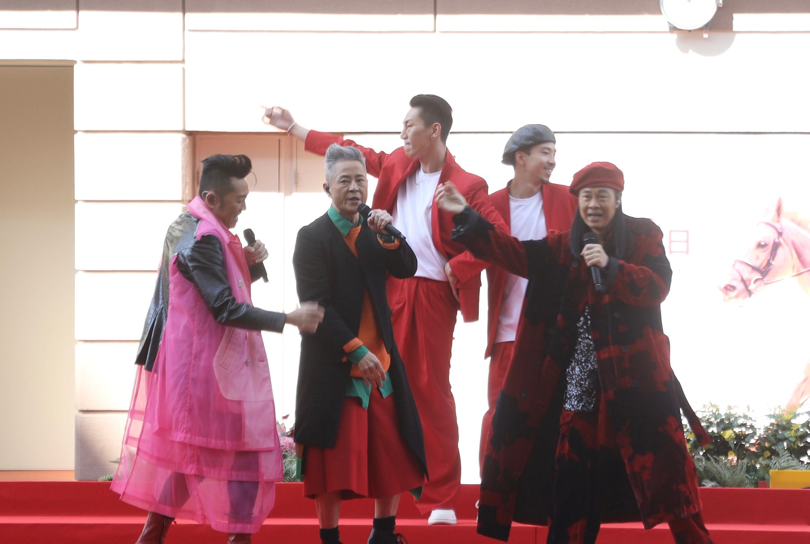 草蜢現身沙田馬場擔任賽馬日表演嘉賓,跳唱《我們》、《華麗舞台》及新歌《老的辣》。(娛樂組攝)