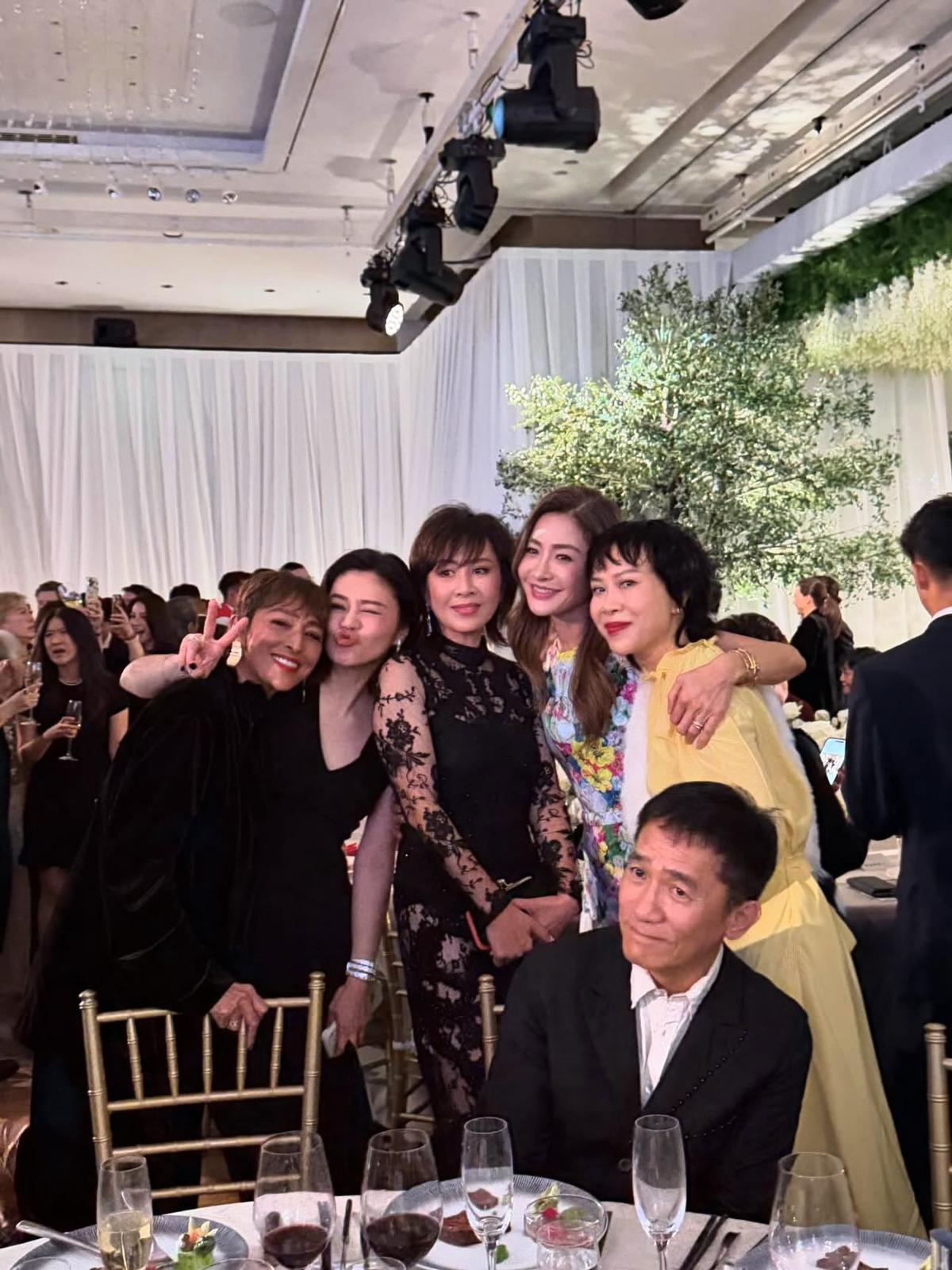 婚宴賓客陣容包括梁朝偉、劉嘉玲、周汶錡、上山詩納等,場面星光熠熠。