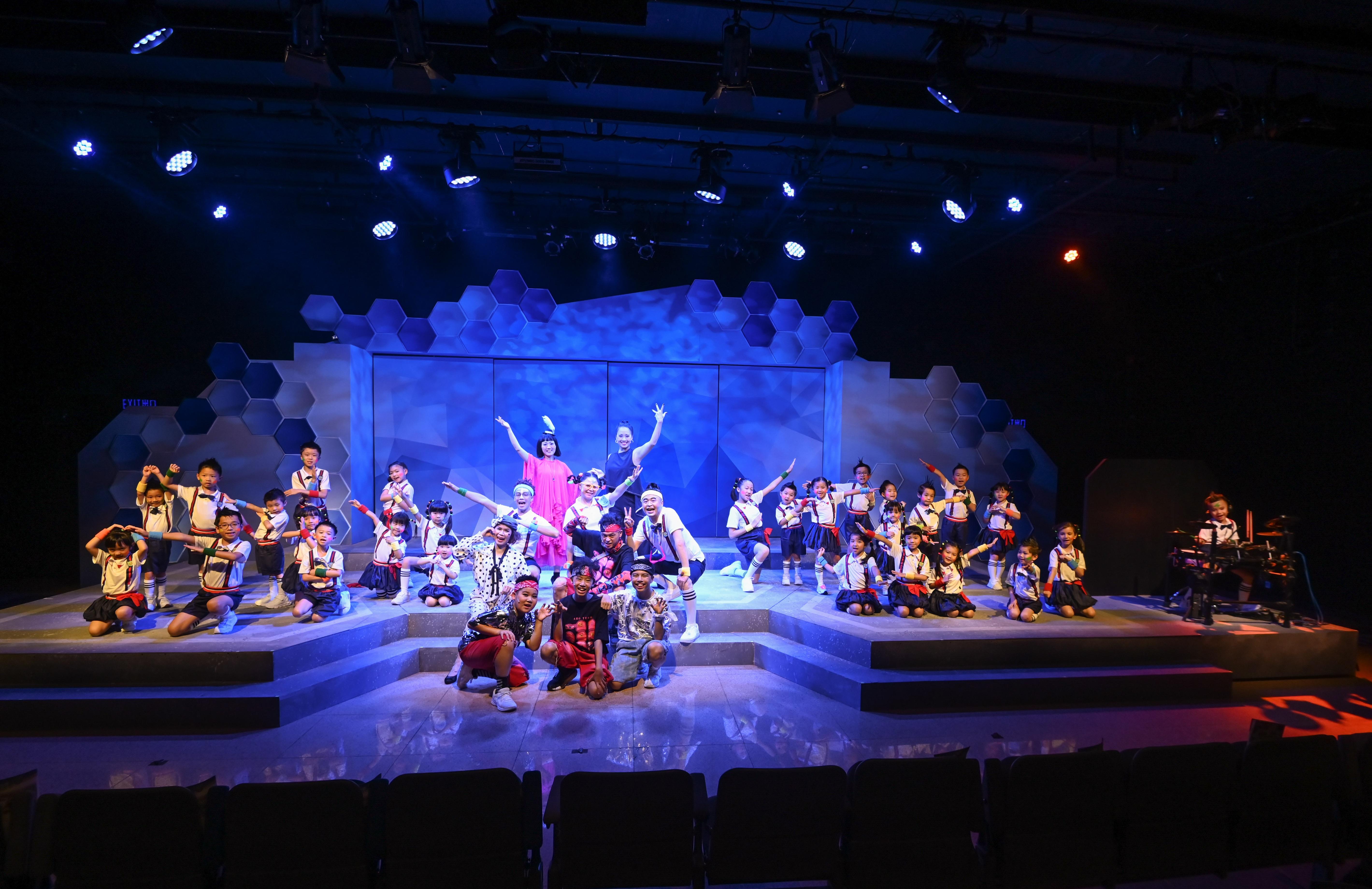 數十名學員將與專業演員一起載歌載舞