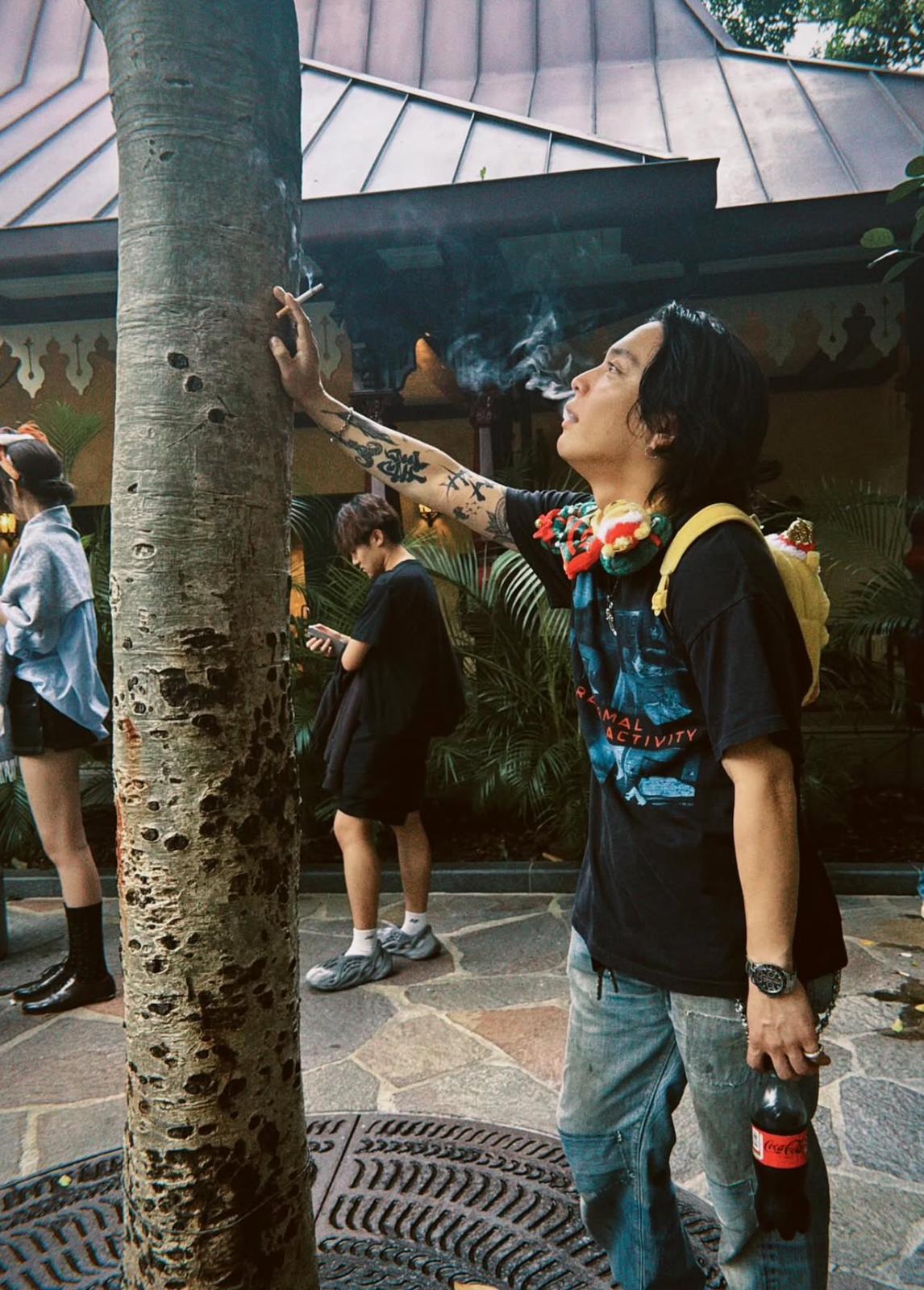 優里扯煙暢遊迪士尼樂園。