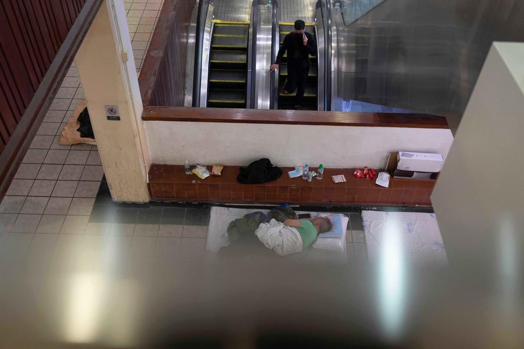 大埔宏福苑五級火,居民到附近廣福商場留宿席地而睡。(美聯社)