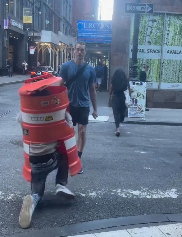 Coneman突然起身嚇男性路人。(影片截圖)