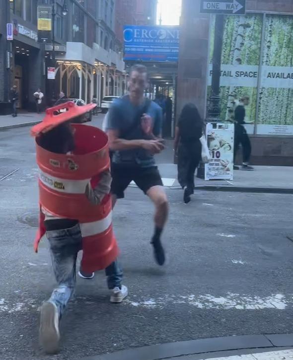 男性路人冷靜避開Coneman。(影片截圖)