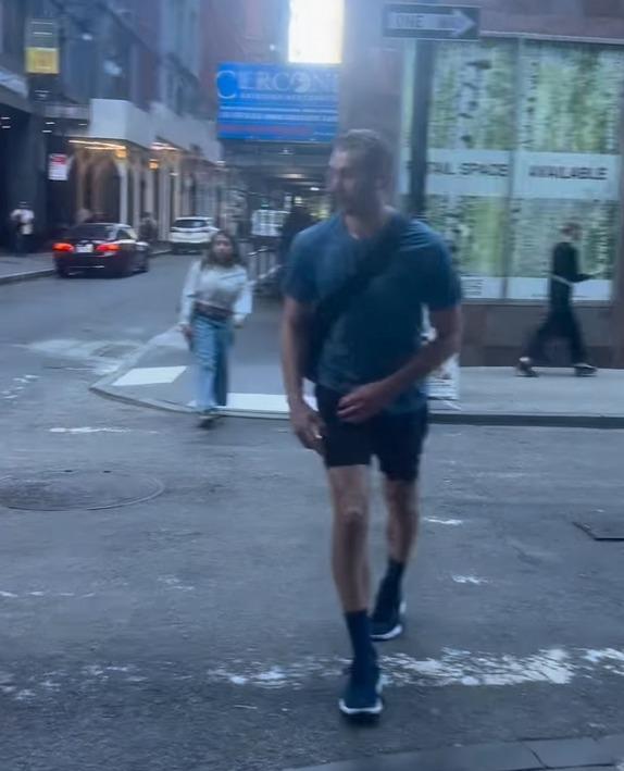 男性路人望一望向Coneman。(影片截圖)