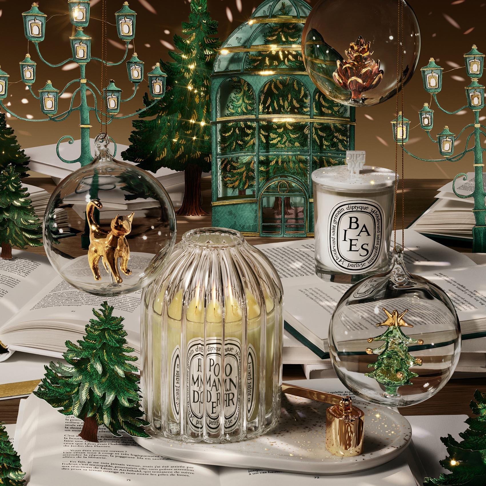 聖誕限定香氛2025｜Diptyque限量版直紋燭罩配橢圓托盤 $1950 限量版冷杉、松果、貓咪玻璃球 $650