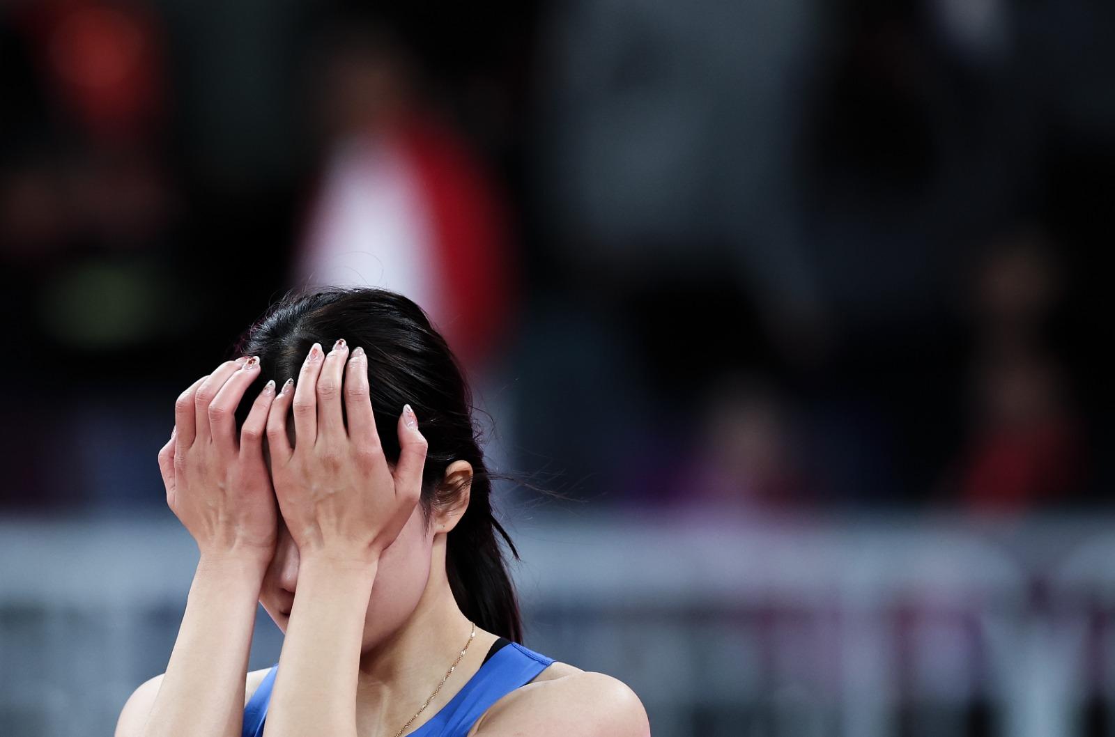 跳高女神邵雨琪在場邊流淚。(新華社)