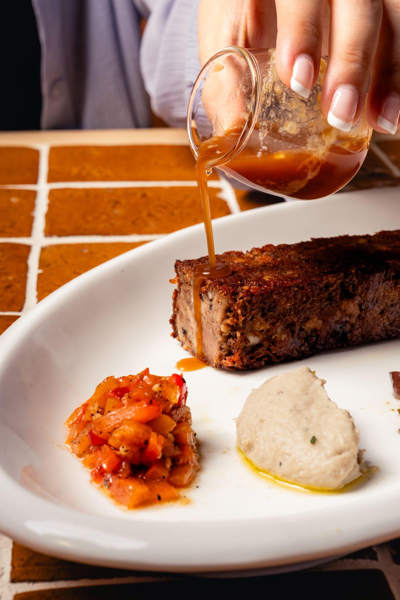 羊肩肉($258)搭配鷹嘴豆餅、茄子忌廉、開心果莎莎青醬。