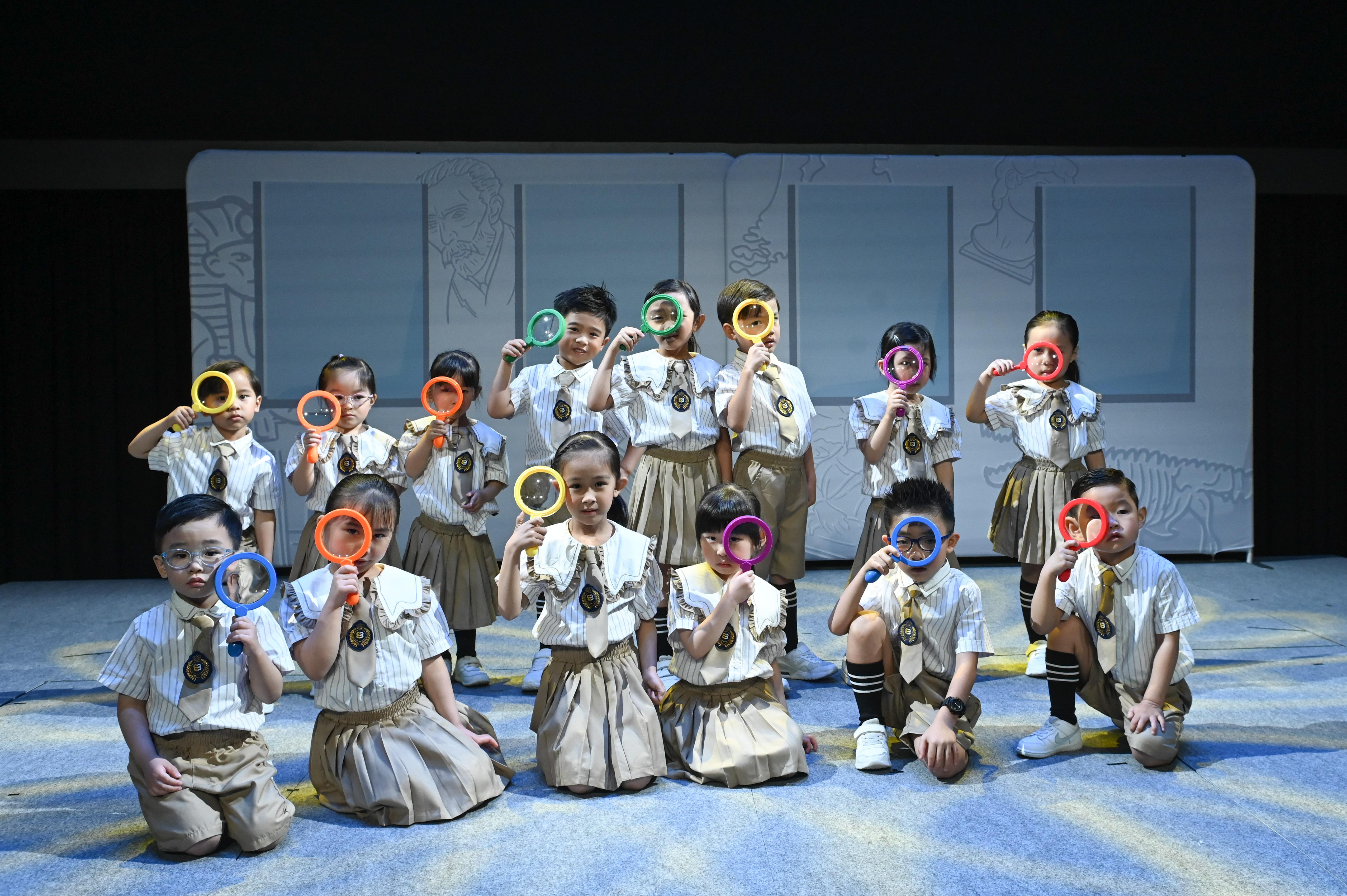 數十名學員與專業演員一起載歌載舞。