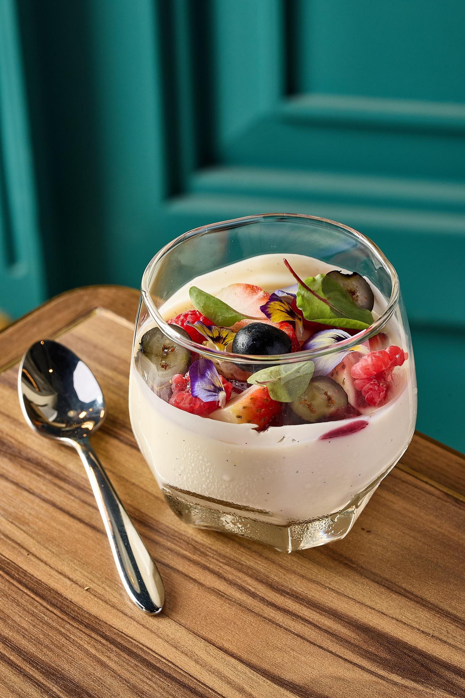 意式奶凍($68)配覆盆子果醬及鮮莓。