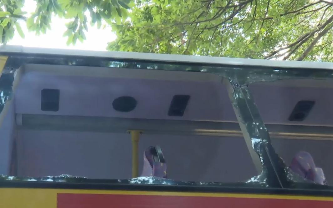西環一輛巴士發生爆玻璃事故。(有線電視新聞截圖)