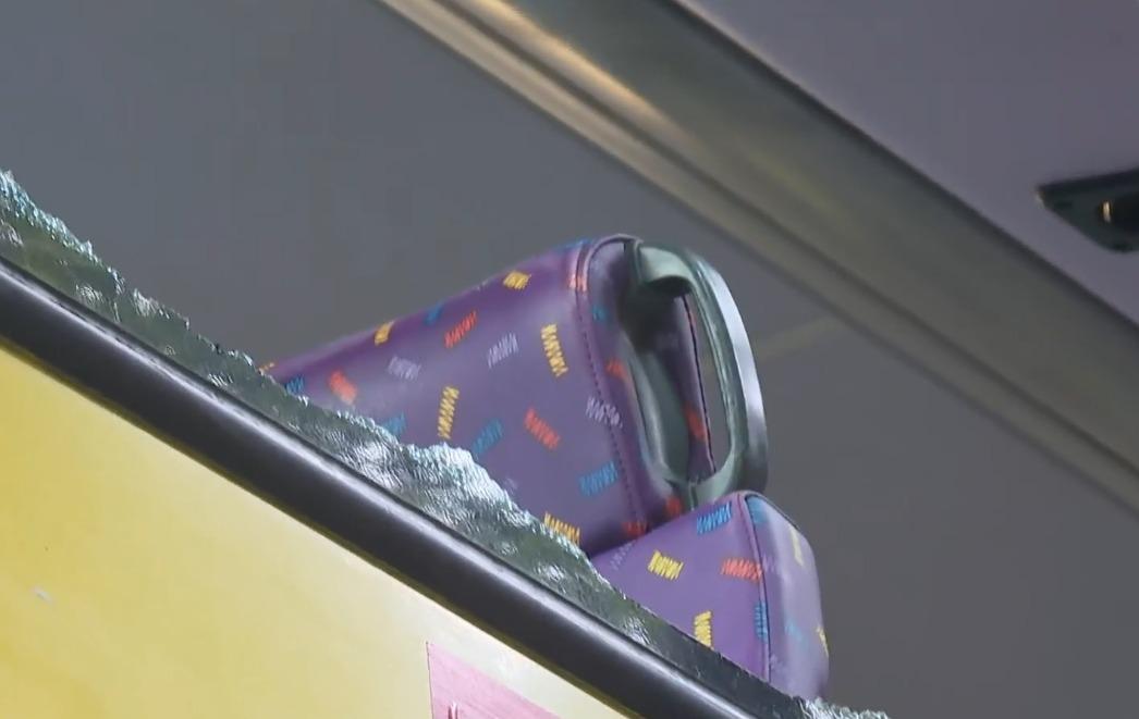 西環一輛巴士發生爆玻璃事故。(有線電視新聞截圖)