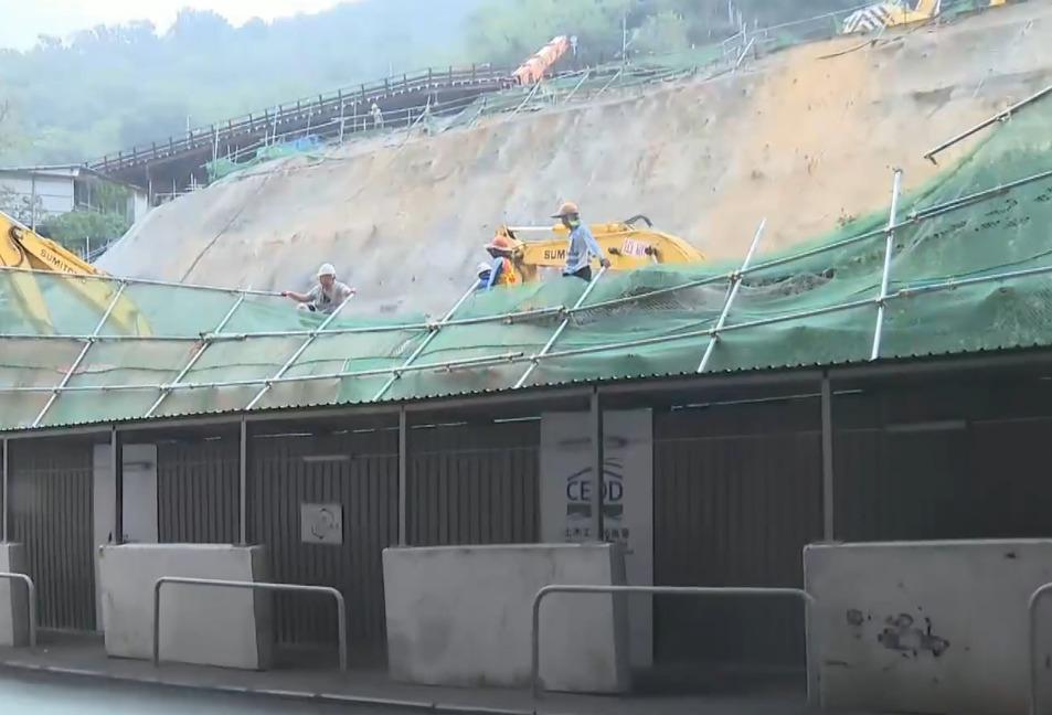 西環一輛巴士發生爆玻璃事故。(有線電視新聞截圖)