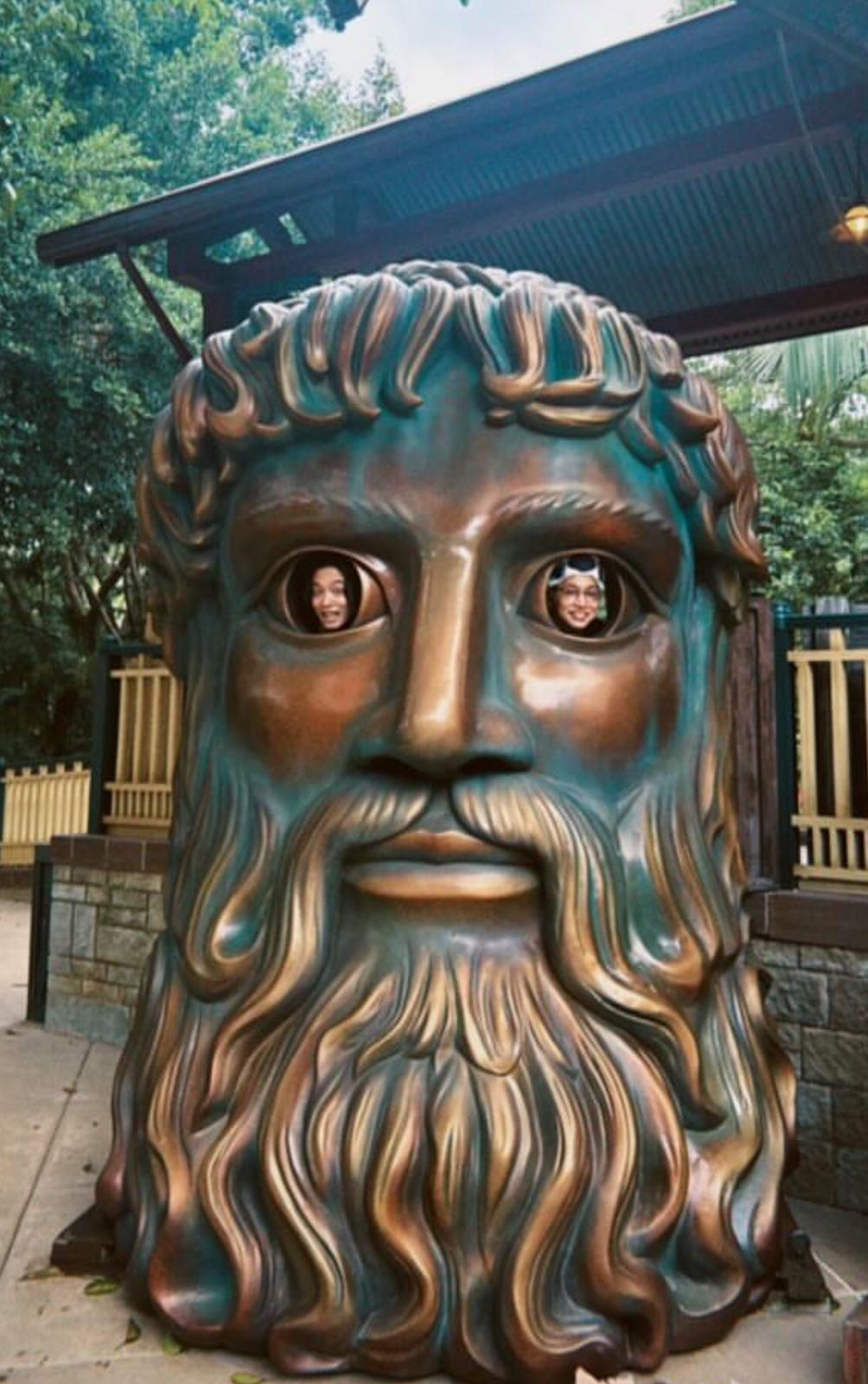 優里與工作人員現身香港迪士尼。