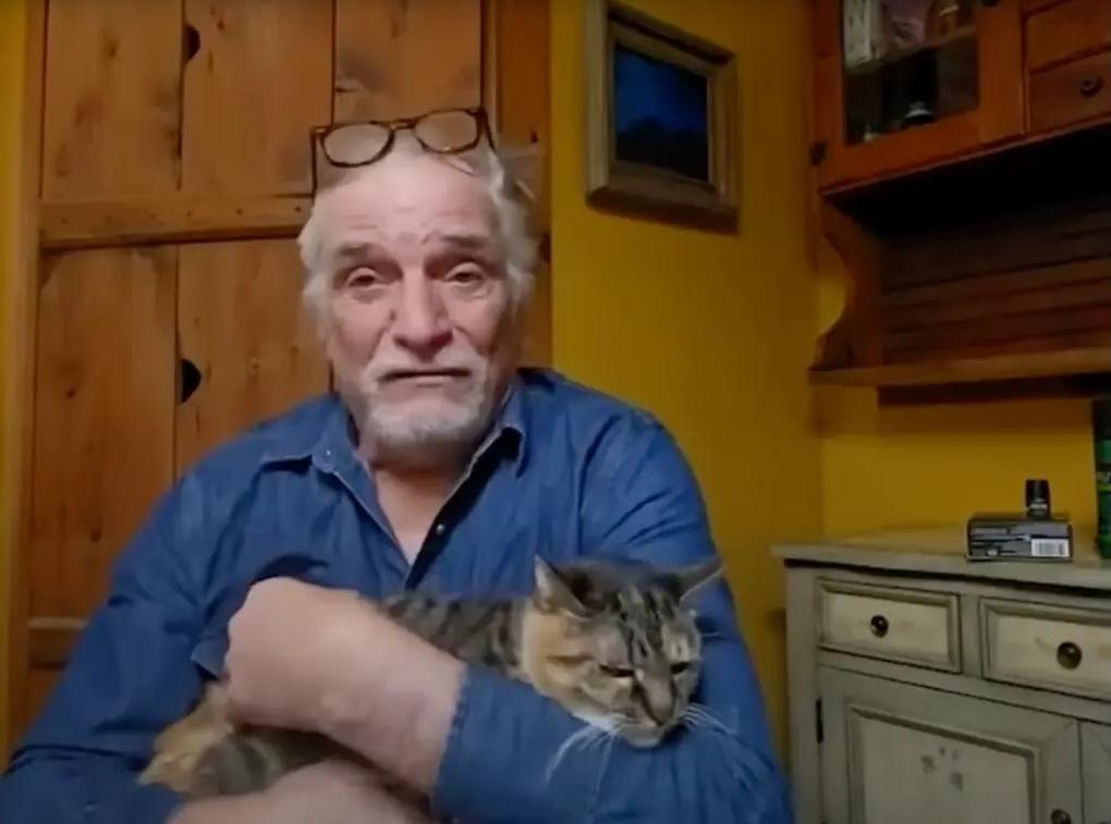 哈伯勒與貓咪阿薩團聚後受訪,分享他們的奇蹟故事。(互聯網)