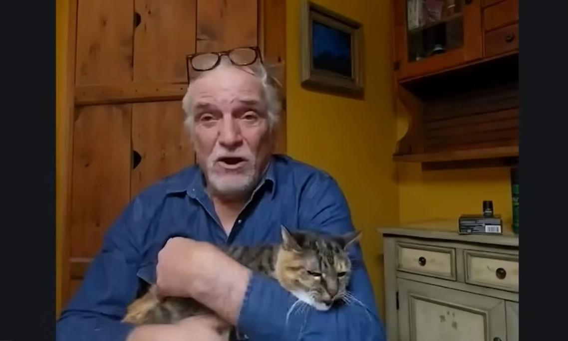 哈伯勒與貓咪阿薩團聚後受訪,分享他們的奇蹟故事。(互聯網)