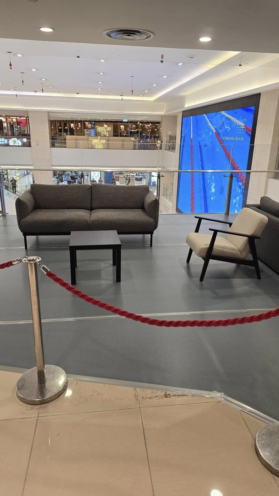  IKEA宜家家居已在屯門市廣場1期3樓位置圍版進行裝修工程，舖位對出空間位置放置家具陳列品及兩隻巨型吉祥物鯊魚和泰迪熊公仔，公仔旁亦放有寫上「宜家嚟啦！」告示架。(真.屯門友fb)