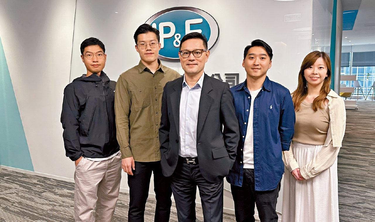 依時能源 行政總裁陳富康 工程師 楊仲禧 鄭灝然 羅鎮偉 梁曉彤