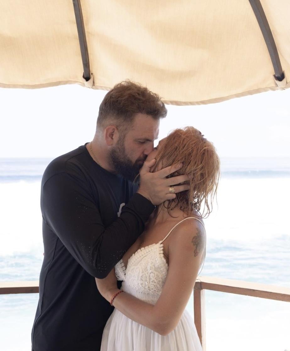 遇害的俄羅斯富豪諾瓦克與妻子安娜常在社交網分享富貴生活日常。(互聯網)