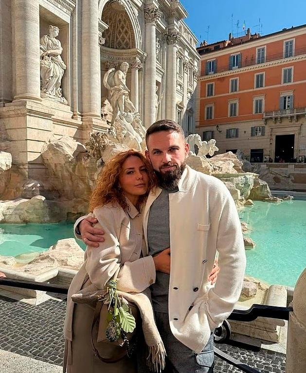 遇害的俄羅斯富豪諾瓦克與妻子安娜常在社交網分享富貴生活日常。(互聯網)