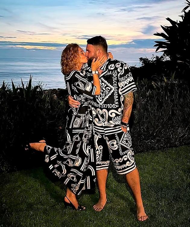 遇害的俄羅斯富豪諾瓦克與妻子安娜常在社交網分享富貴生活日常。(互聯網)