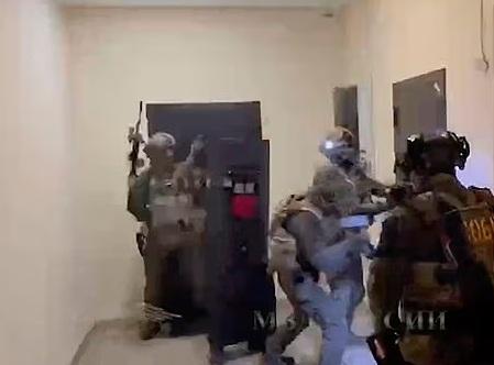 特警破門入屋拘捕俄籍疑犯。(互聯網)