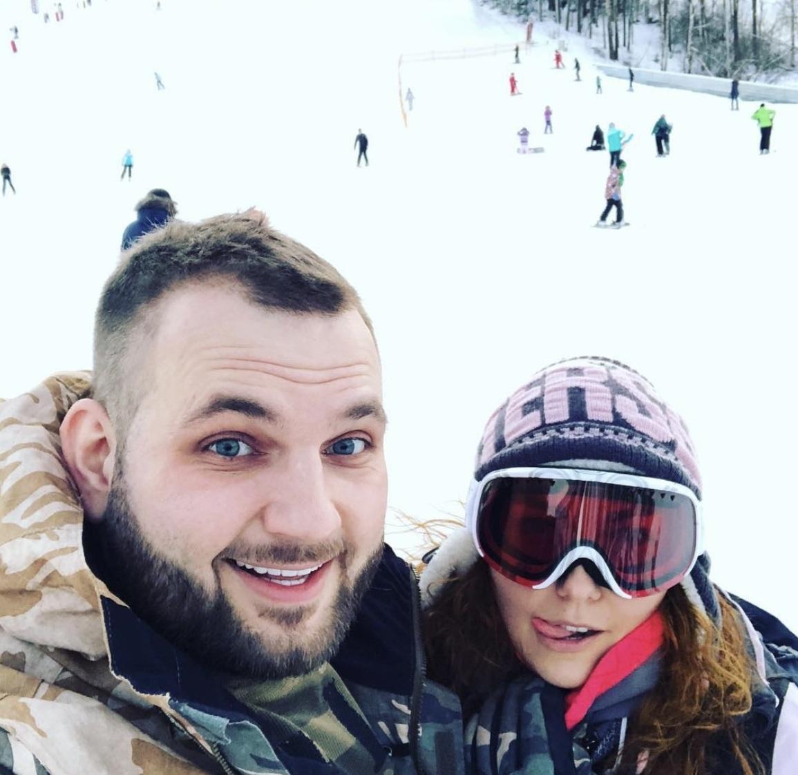 遇害的俄羅斯富豪諾瓦克與妻子安娜常在社交網分享富貴生活日常。(互聯網)