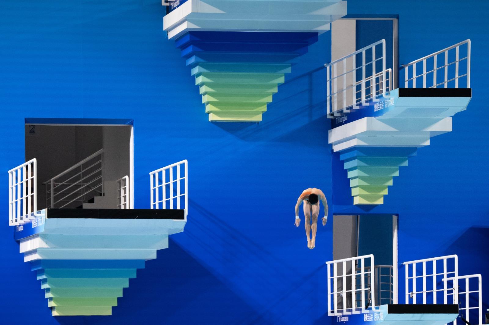 全運會跳水男子雙人10米台金牌得主練俊傑,被網民大讚側面似劉俊謙。(新華社)