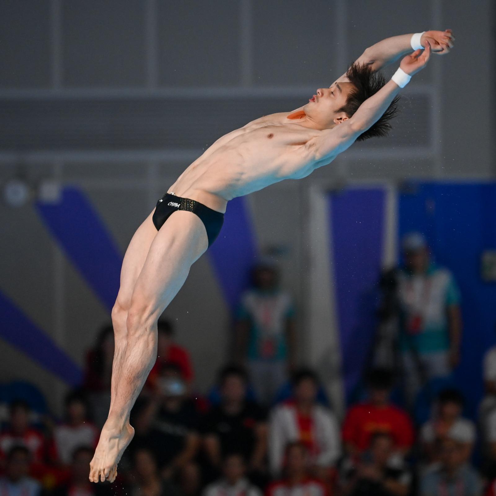 全運會跳水男子雙人10米台金牌得主練俊傑,被網民大讚側面似劉俊謙。(新華社)