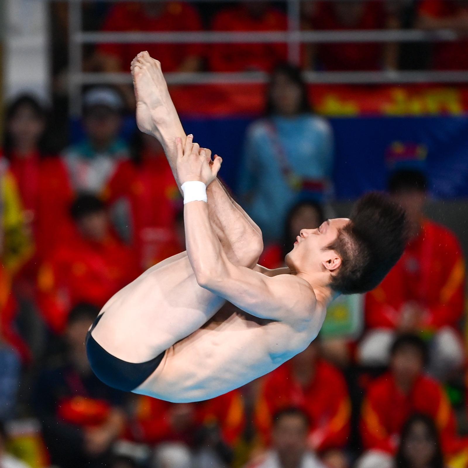 全運會跳水男子雙人10米台金牌得主練俊傑,被網民大讚側面似劉俊謙。(新華社)