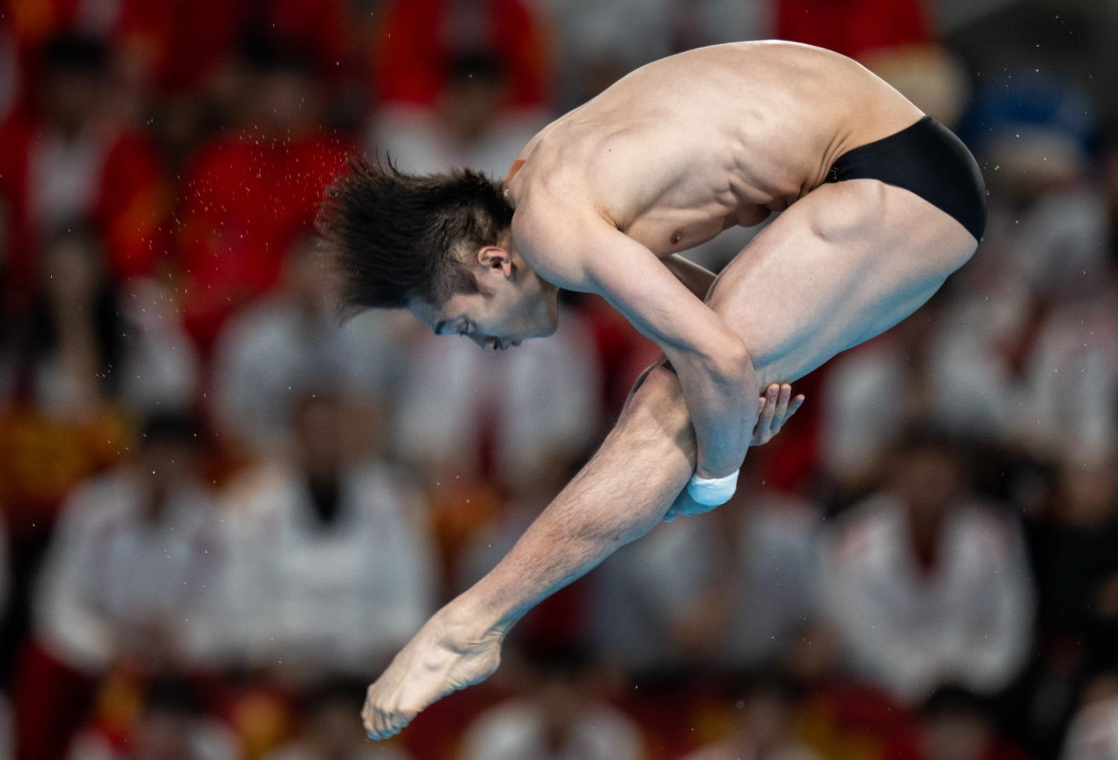 全運會跳水男子雙人10米台金牌得主練俊傑,被網民大讚側面似劉俊謙。(新華社)