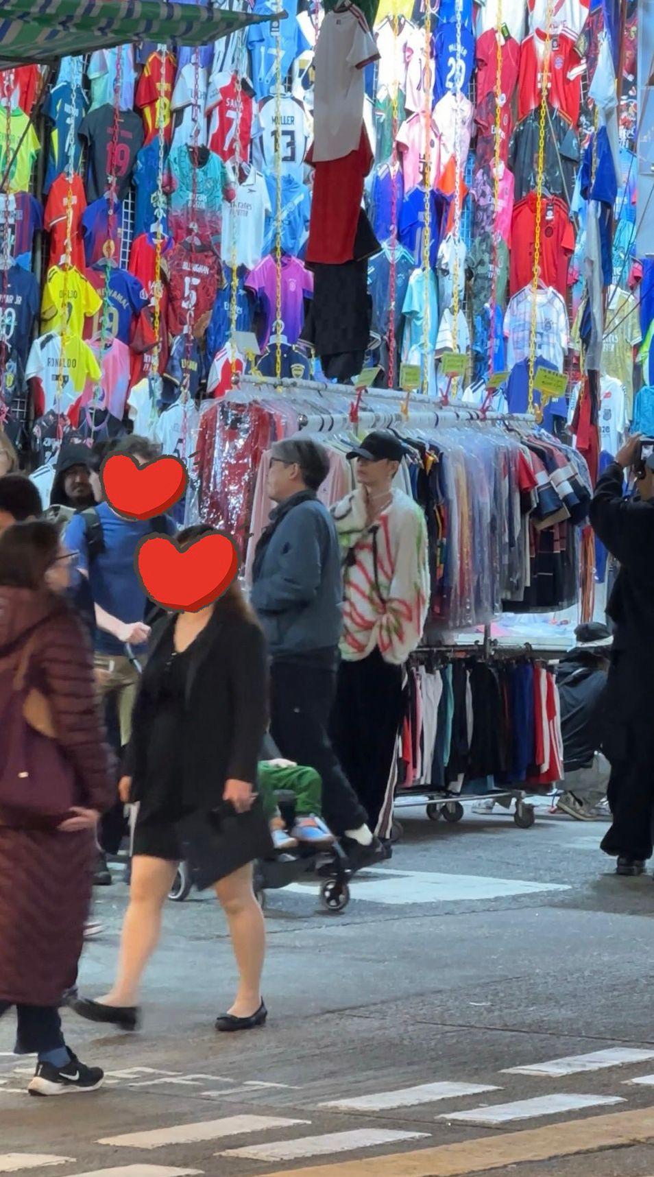 佐藤健昨日被發現身在旺角,穿上搶眼毛衣、頭戴cap帽參觀女人街。