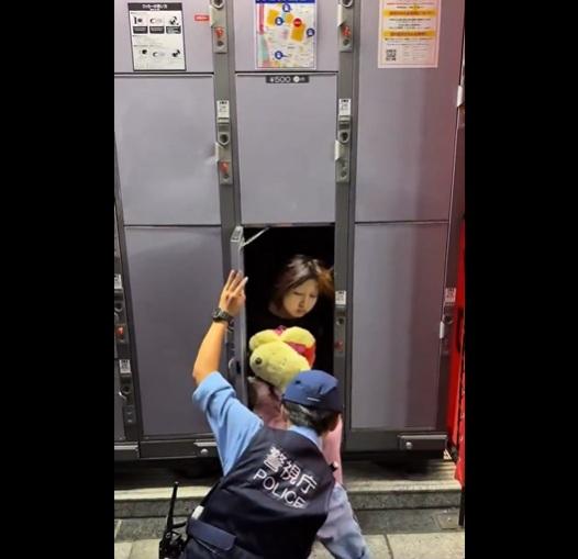 警員把少女喚醒,她看來睡眼惺忪。(互聯網)