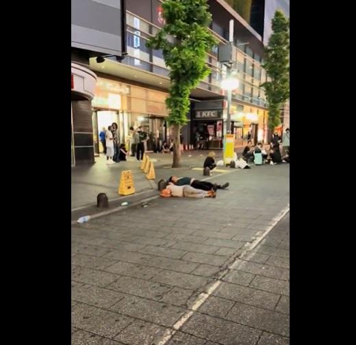 有人躺在街上呼呼大睡。(互聯網)